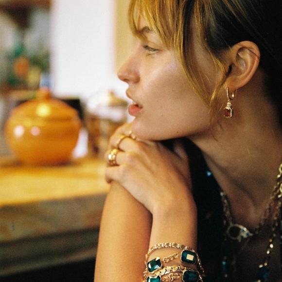 Vanessa Mooney: The Scarlet Earings - Picture 7 of 7